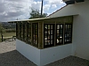 Anbau mit Altbaufenstern als Windschutz in Portugal
