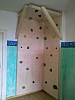 Kletterwand fürs Kinderzimmer mit Dach unter der Altbaudecke